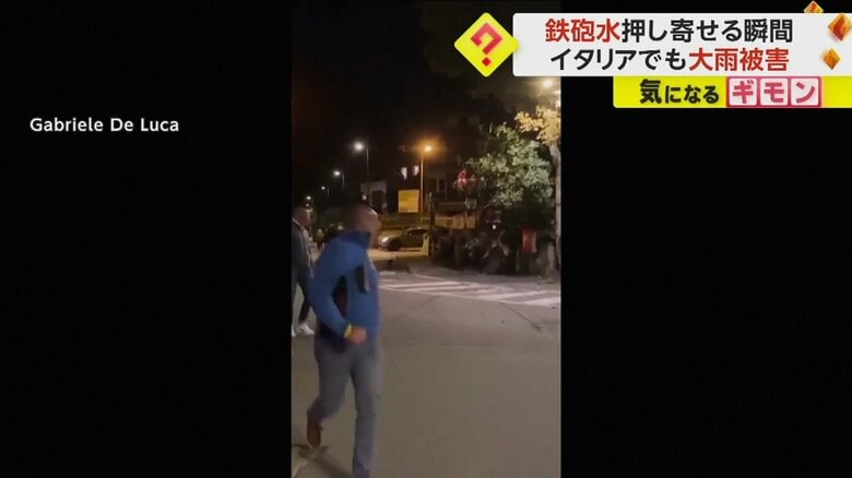 男性が道路を歩いている