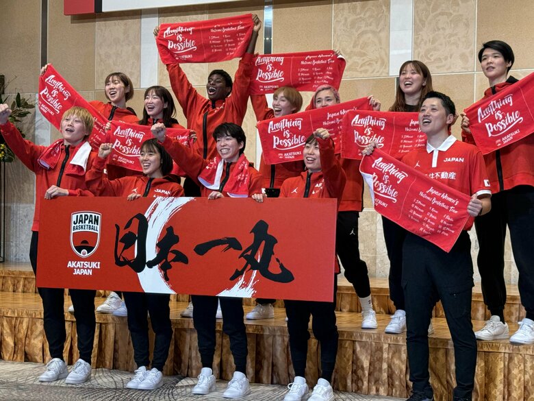 写真撮影に応じる日本代表選手ら（13日、千葉県成田市）