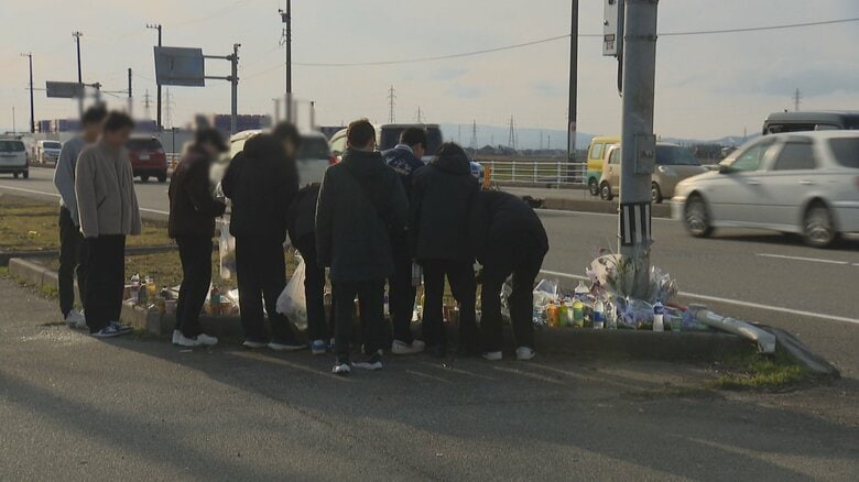 事故現場を訪れた壮芽さんの同級生たち（9日）