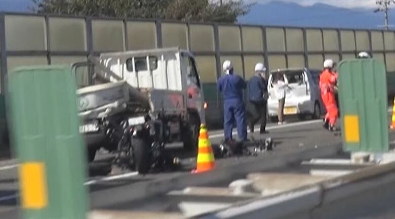 4台絡む多重事故（11日、正午ごろ）