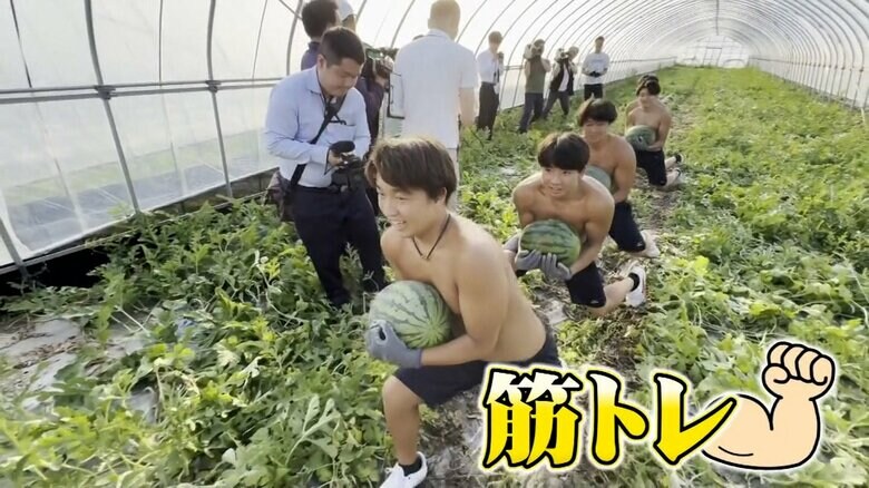 スイカを抱えて筋トレにいそしむマッチョたち！