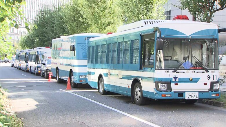 アメリカ大使館周辺に並ぶ警察の車両（26日午前）