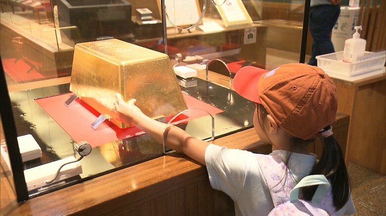 巨大金塊に触れて金運アップ