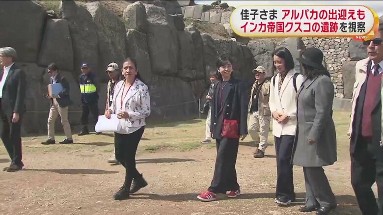 笑顔でアルパカを見守られる佳子さま