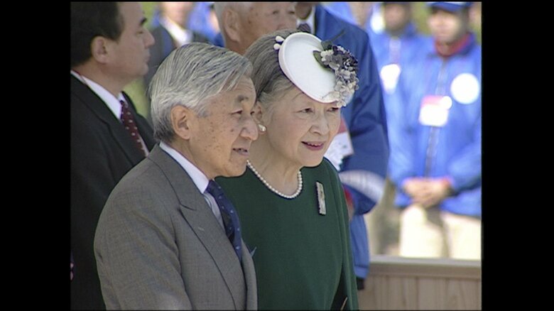 海上パレードをご覧になる両陛下