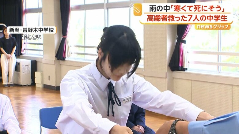 緊張した面持ちで警察署長から感謝状を受け取る、中学1年生たち（25日、新潟市）