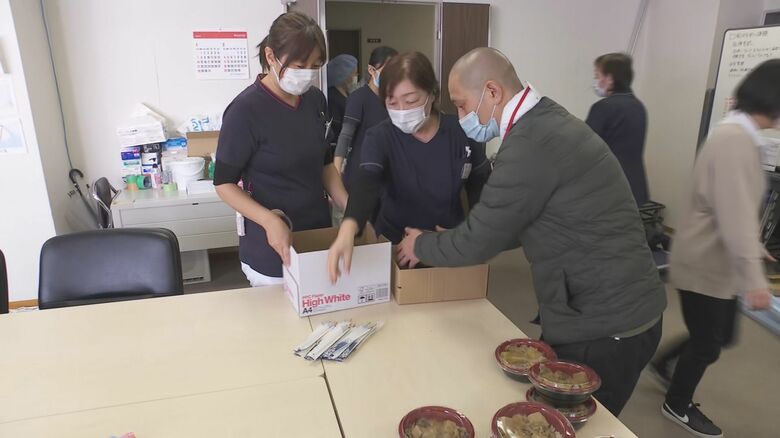 医療従事者などに弁当を配る岩崎哲秀さん　