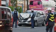 【速報】子ども13人が乗るスイミングスクール送迎バスに乗用車が追突　東京・大田区