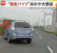 「信じられないものを見た」猛スピードの歩道爆走バイク！左折車をすり抜けあわや大事故…目撃したライダーも怒り心頭　埼玉・川越市
