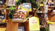 書店員の本気に脱帽…画集の建物を再現した“立体POP”がスゴい! 著者にも感想を聞いた