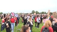 黒人死亡 元警察官3人訴追 イギリスでも大規模デモ