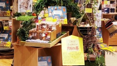書店員の本気に脱帽…画集の建物を再現した“立体POP”がスゴい! 著者にも感想を聞いた