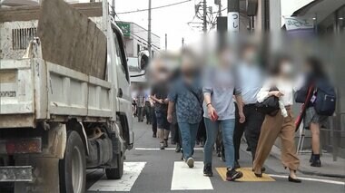 危険! 車が行き交う道路に溢れる歩行者