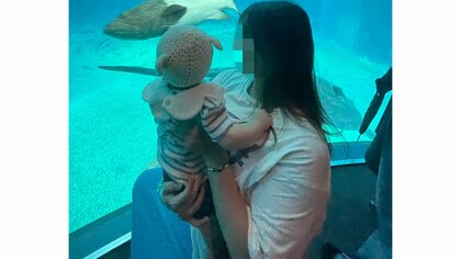 「たくましいwww」夫撮影の写真は広角レンズで“妻の腕”が巨大化…夫婦で大爆笑?どんな思い出になったのか聞いた