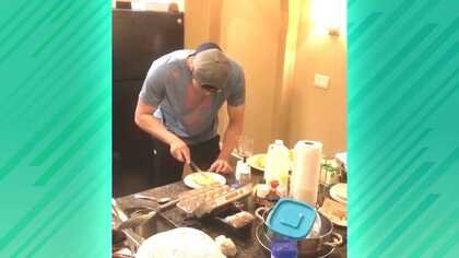 “二刀流”大谷翔平選手がボールを「包丁」に持ち替え自炊に挑戦