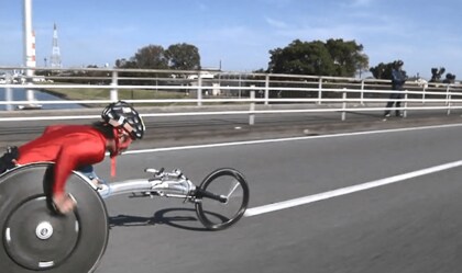 車いすマラソンに出会った20歳の若者。突然の車いす生活であなたは