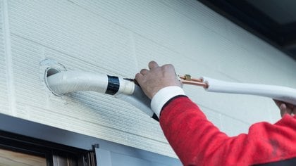 室内機と室外機は貫通穴でつながっている(画像はイメージ)