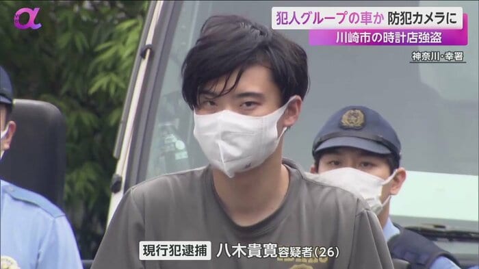 時計店に押し入るも、店長らに取り押さえられた八木容疑者(神奈川・幸署 13日)