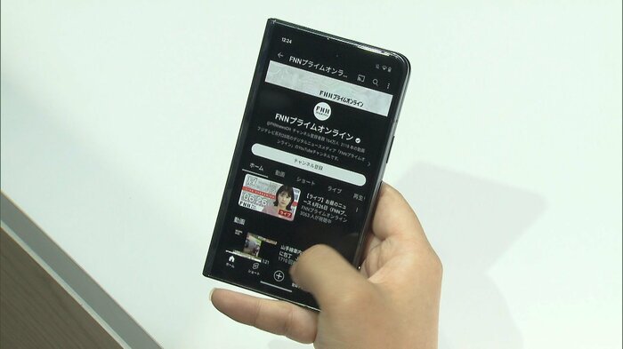 折りたたまれて二重になっているにも関わらず、普段使っているスマホの厚さとほぼ同じ