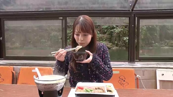 冬季限定の前沢牛すきやき弁当と名物の木流鍋のセットをこたつ舟で味わう