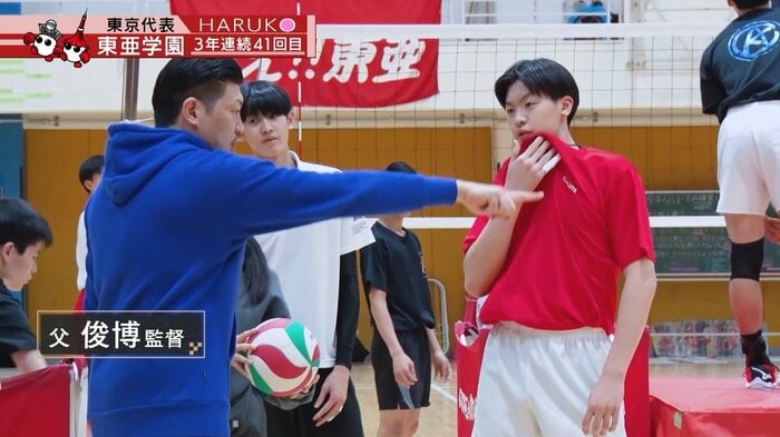 父である佐藤俊博監督から指導をうける陸人さん