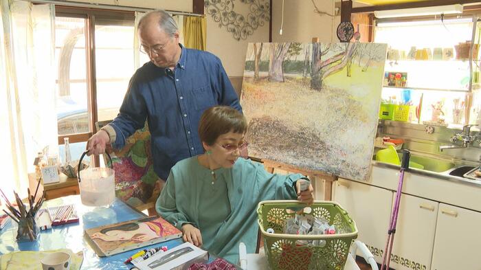 夫の重樹さんが絵の具の水を替える
