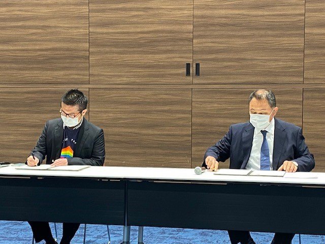 協定を締結するJOC山下会長(右)とプライドハウス東京の松中代表(左)