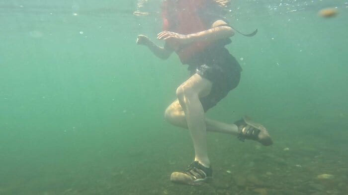 突然現れる深みで足がつかなくなると体が流れに押し流される