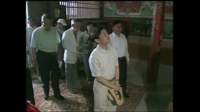 寺院の内部をご覧になる皇太子さま