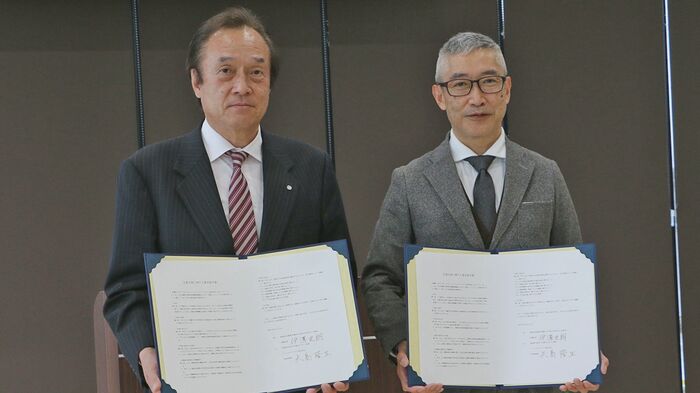 協定を締結した双葉町・伊沢史朗町長とフレックスジャパン・矢島隆生社長(提供・双葉町)