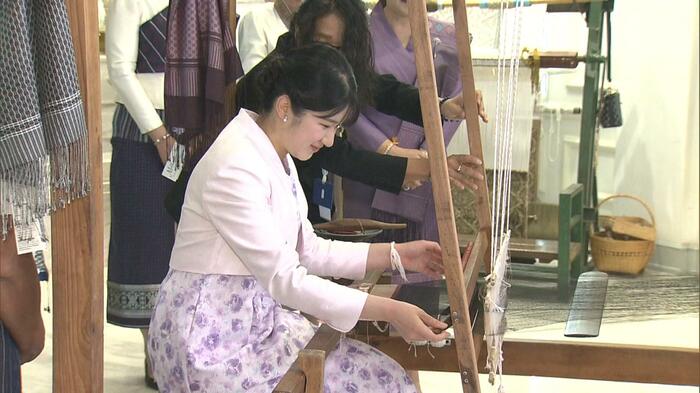 機織りを体験される愛子さま