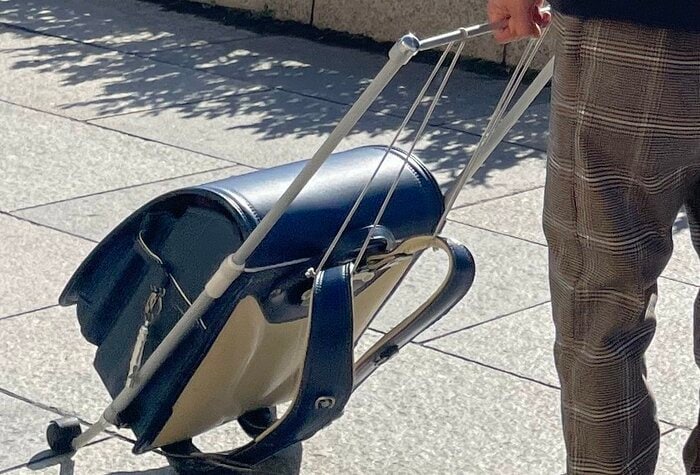 蓋を被せる部分と肩ベルトにゴムを通している