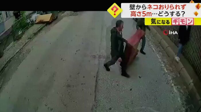 テーブルのようなものを運んくる男性2人
