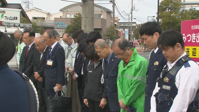 再発防止検討会で黙とうを捧げる参加者