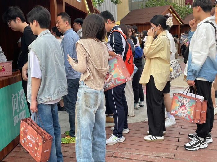 「スパイ家族」のグッズ売り場に並ぶ人の列