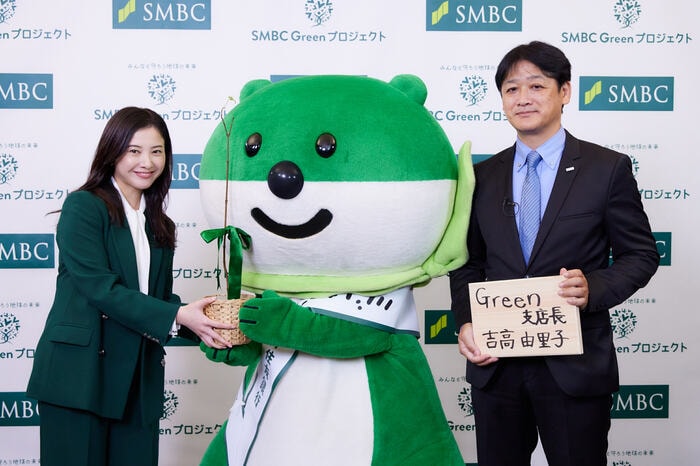 (左から)吉高由里子さん、三井住友銀行キャラクターのミドすけ、山下剛史 専務執行役員