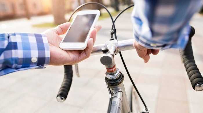 左手にスマホ 右手に飲み物 左耳にイヤホン 自転車で死亡事故