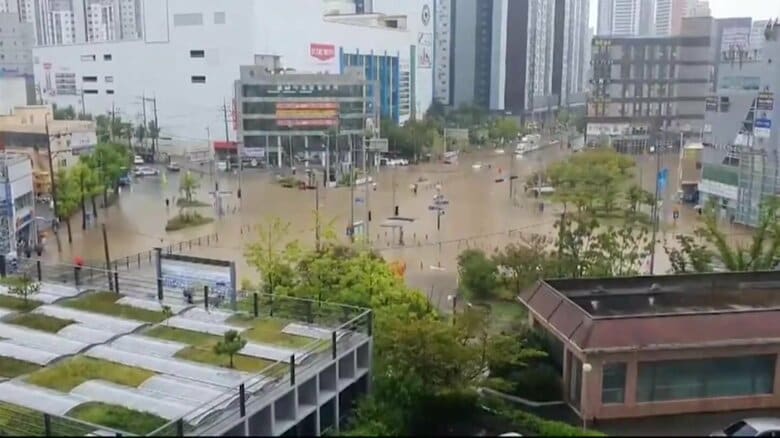 「200年に一度」の記録的大雨…韓国でも元台風14号が深刻な被害もたらす　道路陥没で消防車両など2台が穴に落ちる｜FNNプライムオンライン