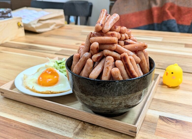圧倒的存在感！妻が夫に作った“山盛りソーセージ丼”が愛情たっぷり！過去には「山盛りオオサンショウウオこんにゃく」があった｜FNNプライムオンライン