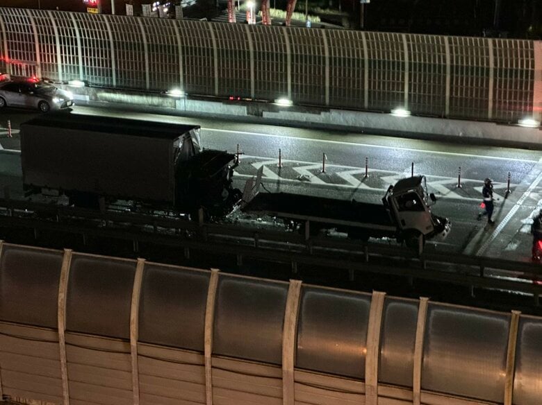 山陽自動車道の下りでトラック3台が絡む事故　3人を搬送　通行止めの影響続く｜FNNプライムオンライン