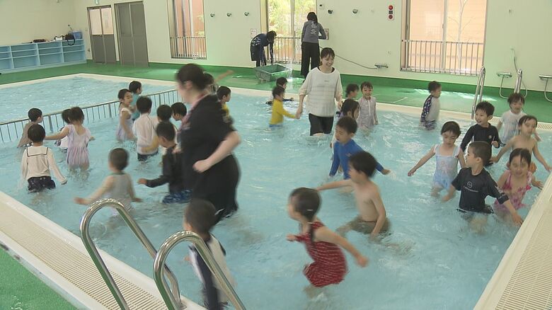 幼稚園でプール開き　園児たちがワニ歩きや玉入れで水遊びを楽しむ　大分｜FNNプライムオンライン