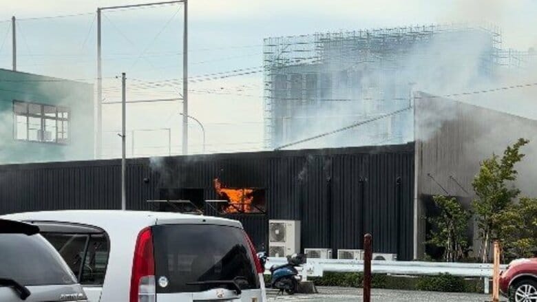 「煙が出ています」　福岡市早良区の葬儀場で火事　線香の火がゴミに燃え移ったか｜FNNプライムオンライン