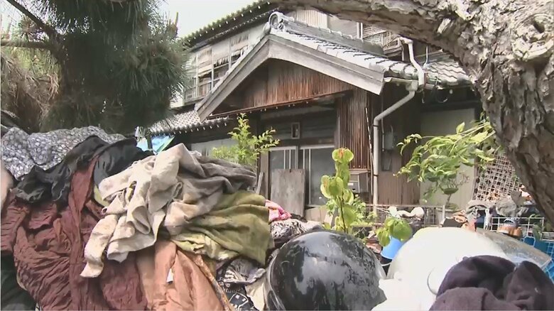 大量の衣類あふれる“ゴミ屋敷”苦情でついに行政代執行…費用400万円は住人に請求