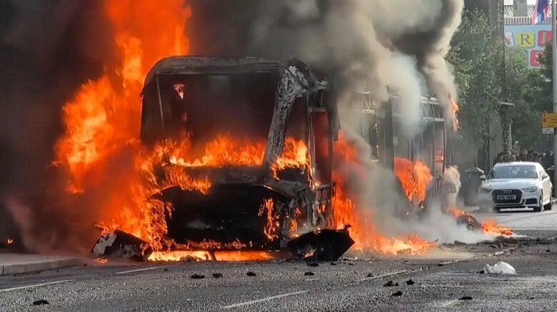 イギリス・北アイルランドで反移民運動広がる　一部暴徒化し住宅などへ放火　スーダン難民による事件きっかけ｜FNNプライムオンライン