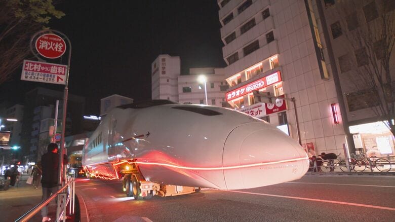 九州新幹線「つばめ」道路を行く…未明の福岡市内を大移動　全長約25メートルの巨大車両は博多駅前へ　“感謝の旅”が無事ゴール｜FNNプライムオンライン