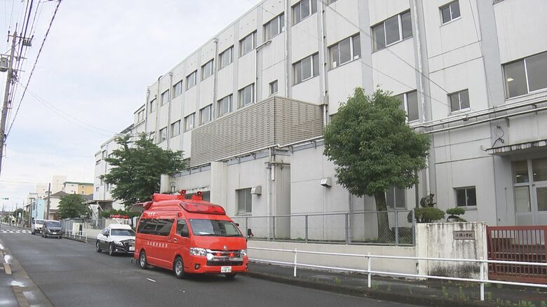 同じ小学校で“1日に2度の火事” 午前中に廊下の掲示物など燃え午後にも男子トイレから出火 児童らにケガなし｜FNNプライムオンライン