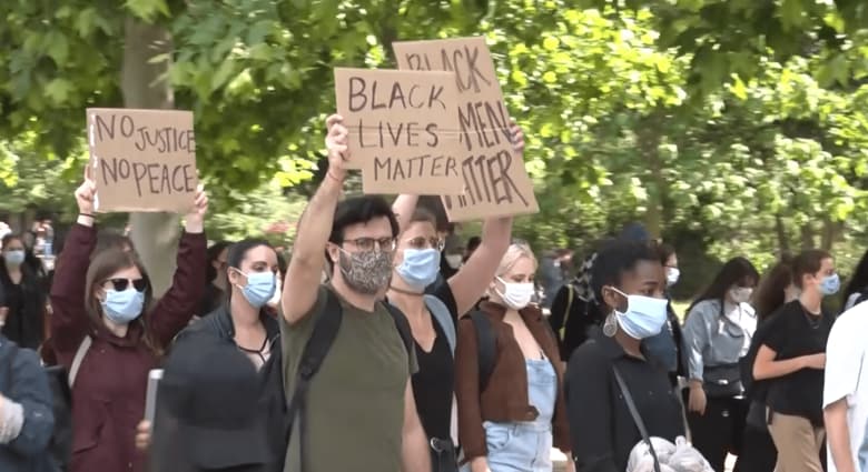 パリの反黒人差別デモで「黒人の命も大切だ」などと書かれたプラカードを掲げる参加者