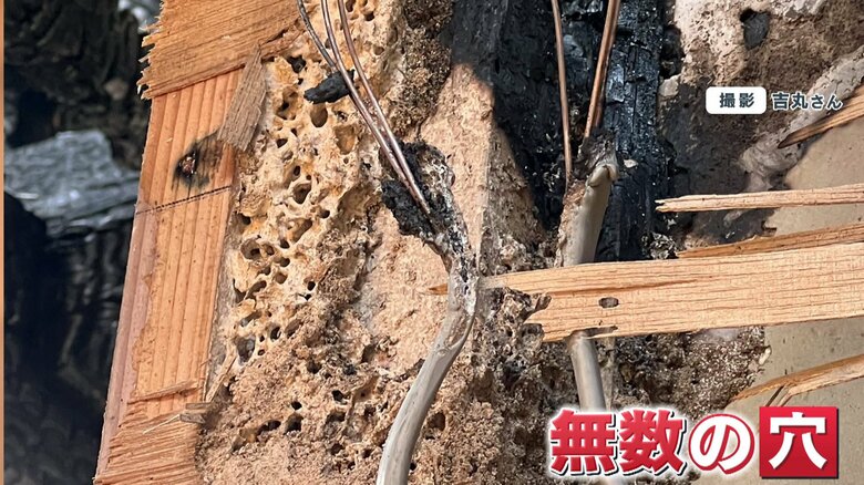 消火後焼け残った柱に無数の穴