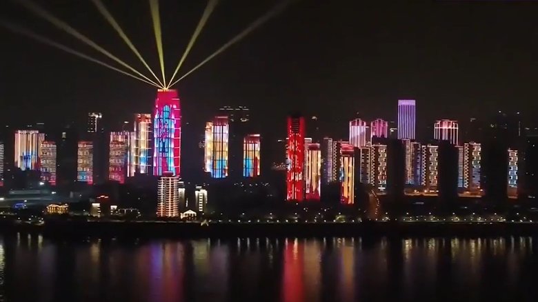 2ヵ月半ぶりの都市封鎖解除でライトアップされる武漢市(4月8日午前0時)