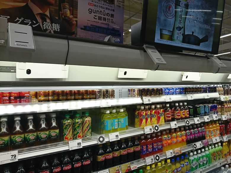AI機能搭載のカメラが設置されたショーケース